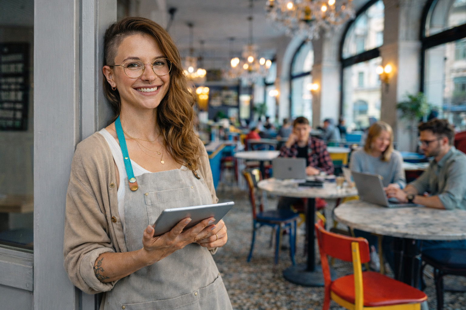 Gründerin in einem Café mit digitaler Planung auf dem Tablet
